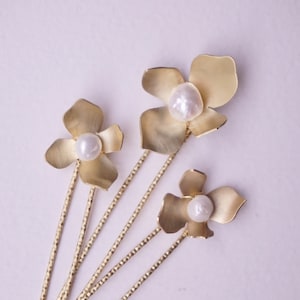 Gold Flower Hair Pins, 3 pcs  Brass Pearl Floral Hair Pin Set, White Flower Bridal Hair Comb, Floral Wedding Hairpiece, Gold Floral Hairpins