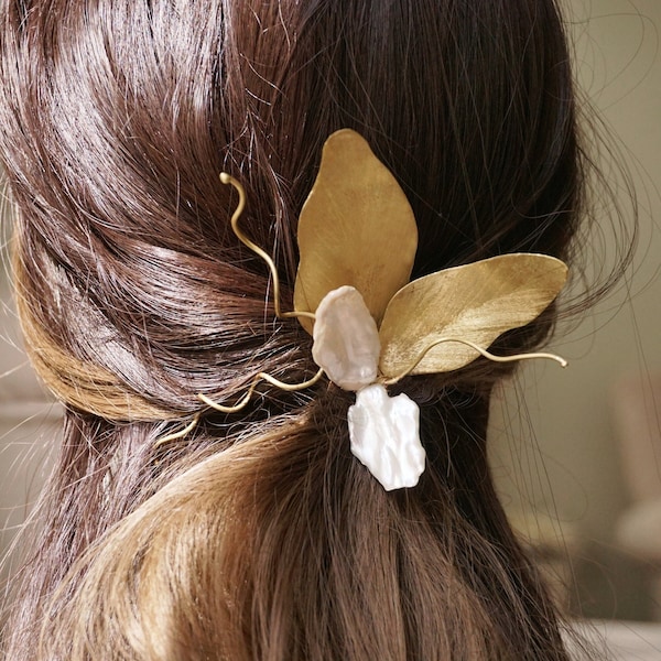 Accessoire de cheveux doré, peigne à cheveux de mariée feuille d'or, morceau de cheveux de mariage feuilles d'or perle, mariage bohème, bijoux de cheveux de mariée bohème feuilles en laiton