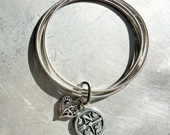 Pulsera con dije de North Fork y corazón