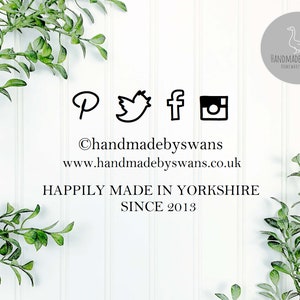Puede incluir: Un fondo blanco con ramas verdes frondosas a cada lado. El texto "handmadebyswans" est&aacute; centrado en la imagen con la direcci&oacute;n del sitio web "www.handmadebyswans.co.uk" debajo. El texto "Happily Made in Yorkshire Since 2013" est&aacute; centrado debajo de la direcci&oacute;n del sitio web. Los iconos de redes sociales para Pinterest, Twitter, Facebook e Instagram se muestran arriba del texto "handmadebyswans". Un logotipo circular con un dise&ntilde;o de ganso y el texto "HANDMADE BY SWANS HOMEWARES & GIFTS" est&aacute; en la esquina superior derecha de la imagen.