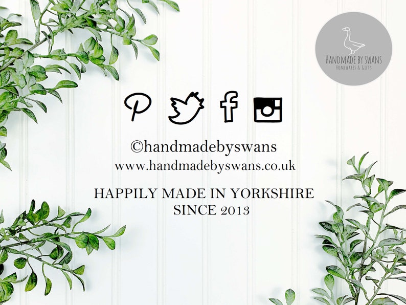 Puede incluir: Un fondo blanco con ramas verdes frondosas a cada lado. El texto "handmadebyswans" est&aacute; centrado en la imagen con la direcci&oacute;n del sitio web "www.handmadebyswans.co.uk" debajo. El texto "Happily Made in Yorkshire Since 2013" est&aacute; centrado debajo de la direcci&oacute;n del sitio web. Los iconos de redes sociales para Pinterest, Twitter, Facebook e Instagram se muestran arriba del texto "handmadebyswans". Un logotipo circular con un dise&ntilde;o de ganso y el texto "HANDMADE BY SWANS HOMEWARES & GIFTS" est&aacute; en la esquina superior derecha de la imagen.