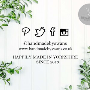 Pu&ograve; includere: Uno sfondo bianco con rami verdi e foglie su entrambi i lati. Il testo "handmadebyswans" &egrave; centrato sull'immagine con l'indirizzo del sito web "www.handmadebyswans.co.uk" sotto. Il testo "Happily Made in Yorkshire Since 2013" &egrave; centrato sotto l'indirizzo del sito web. Le icone dei social media per Pinterest, Twitter, Facebook e Instagram sono visualizzate sopra il testo "handmadebyswans". Un logo circolare con un'oca &egrave; nell'angolo in alto a destra con il testo "HANDMADE BY SWANS Homewares & Gifts".