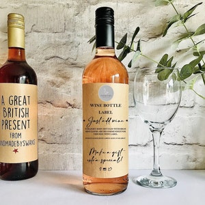 Puede incluir: Una botella de vino con una etiqueta de papel color canela con el texto WINE BOTTLE LABEL Just add wine STRAIGHT BODY BOTTLES WITH HIGH SHOULDERS ARE RECOMMENDED FOR THIS SIZE WINE LABEL Make a gift extra special e iconos sociales.