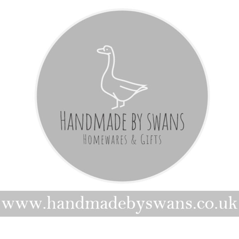 Puede incluir: Un c&iacute;rculo gris con un contorno blanco de un ganso y el texto "HANDMADE BY SWANS HOMEWARES & GIFTS" en negro. Debajo del c&iacute;rculo est&aacute; el texto "www.handmadebyswans.co.uk".