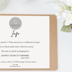 Pu&ograve; includere: Un cartoncino bianco con testo nero su una clipboard. Il testo recita "Info" e include dettagli sulle carte, come "All cards are posted 1st Class and sent in a cardboard envelope." e "Happily Made in Yorkshire since 2013".