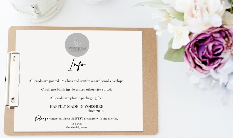 Pu&ograve; includere: Un cartoncino bianco con testo nero su una clipboard. Il testo recita "Info" e include dettagli sulle carte, come "All cards are posted 1st Class and sent in a cardboard envelope." e "Happily Made in Yorkshire since 2013".