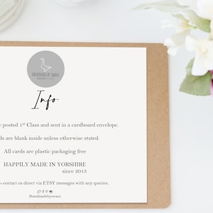 Puede incluir: Una hoja de informaci&oacute;n blanca sobre un portapapeles marr&oacute;n con un logotipo circular gris que muestra una oca y el texto Handmade by Swans. El documento incluye detalles sobre el embalaje, el interior en blanco y la producci&oacute;n en Yorkshire.