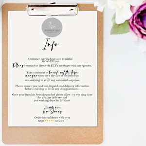 Puede incluir: Una hoja de informaci&oacute;n blanca sujeta a un portapapeles marr&oacute;n con un logotipo circular gris que muestra una oca y el texto Handmade By Swans. El documento detalla el horario de atenci&oacute;n al cliente, contactos e informaci&oacute;n de pedidos.