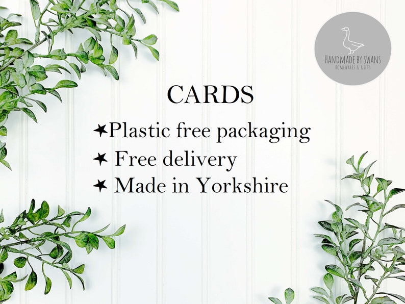 Puede incluir: Fondo blanco con ramas verdes frondosas a cada lado. El texto "CARDS" est&aacute; en negro. Debajo del texto hay tres vi&ntilde;etas con el siguiente texto: "Plastic free packaging", "Free delivery", "Made in Yorkshire". El texto "HANDMADE BY SWANS" est&aacute; en un c&iacute;rculo gris con un contorno blanco y una silueta blanca de un cisne dentro del c&iacute;rculo.