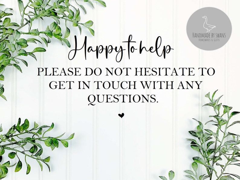 Puede incluir: Un cartel blanco con texto negro que dice "Happy to help. Please do not hesitate to get in touch with any questions." El cartel est&aacute; decorado con ramas verdes frondosas.