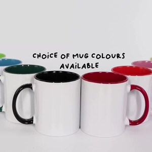 Puede incluir: Una fila de 10 tazas de cer&aacute;mica blanca con bordes y asas de diferentes colores. El texto "CHOICE OF MUG COLOURS AVAILABLE" est&aacute; escrito encima de las tazas.