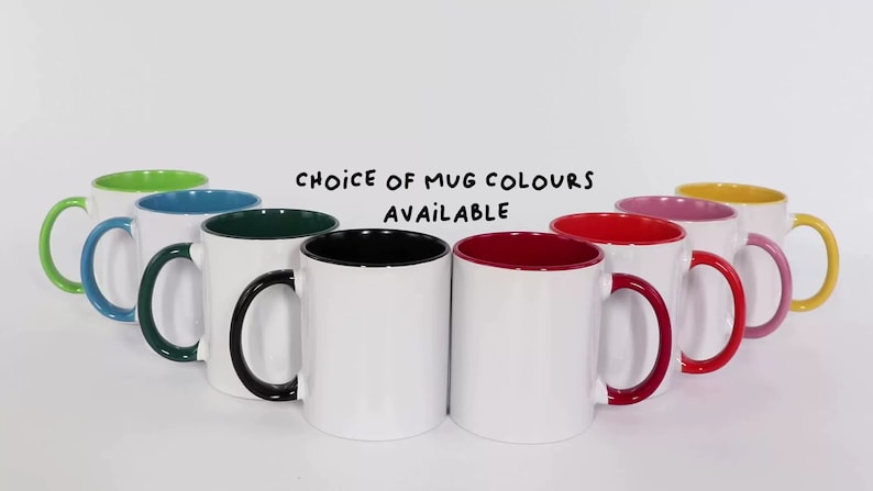 Puede incluir: Una fila de 10 tazas de cer&aacute;mica blanca con bordes y asas de diferentes colores. El texto "CHOICE OF MUG COLOURS AVAILABLE" est&aacute; escrito encima de las tazas.