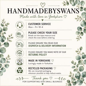 Puede incluir: Un gr&aacute;fico informativo con bordes de hojas de eucalipto que presenta el texto HANDMADEBYSWANS y Made with love in Yorkshire. Enumera el servicio al cliente, la verificaci&oacute;n de tallas, el env&iacute;o, la entrega, las devoluciones y el embalaje.