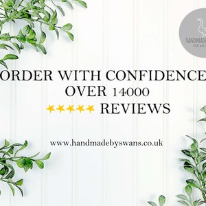 Puede incluir: Fondo blanco con ramas verdes frondosas a cada lado. El texto dice "ORDER WITH CONFIDENCE OVER 14000 REVIEWS" con cinco estrellas doradas debajo. La direcci&oacute;n del sitio web "www.handmadebyswans.co.uk" est&aacute; debajo del texto.