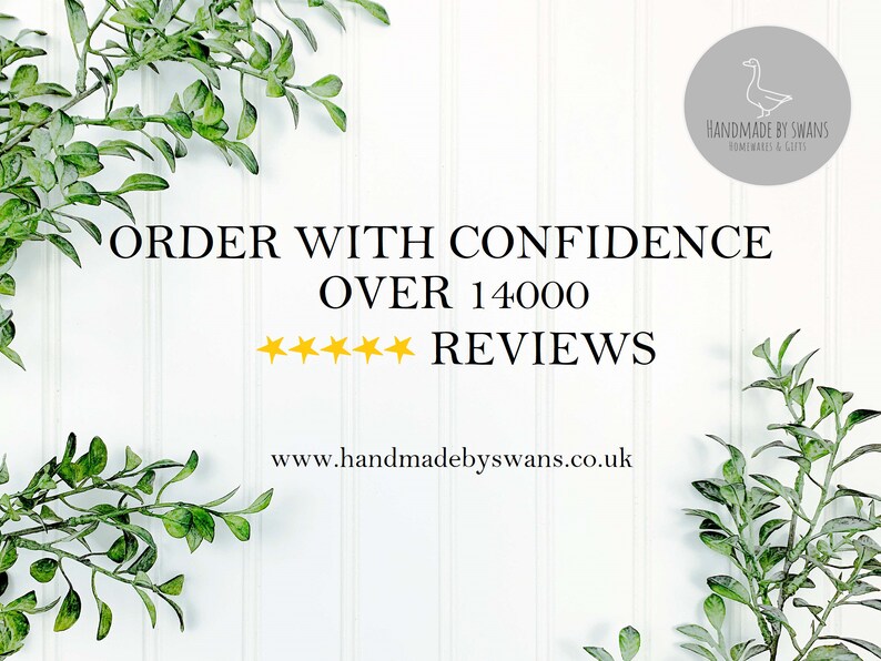 Puede incluir: Fondo blanco con ramas verdes frondosas a cada lado. El texto dice "ORDER WITH CONFIDENCE OVER 14000 REVIEWS" con cinco estrellas doradas debajo. La direcci&oacute;n del sitio web "www.handmadebyswans.co.uk" est&aacute; debajo del texto.