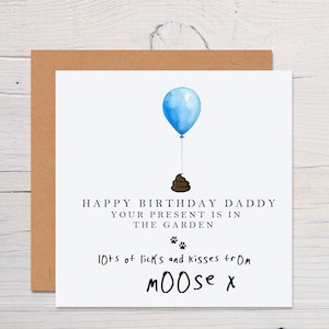 Pu&ograve; includere: Un biglietto bianco con un palloncino blu legato a un mucchio di cacca di cane marrone. Il biglietto dice "Buon compleanno pap&agrave; Il tuo regalo &egrave; in giardino" con le impronte delle zampe sotto. Il biglietto &egrave; firmato "Un sacco di leccate e baci da Moose x".