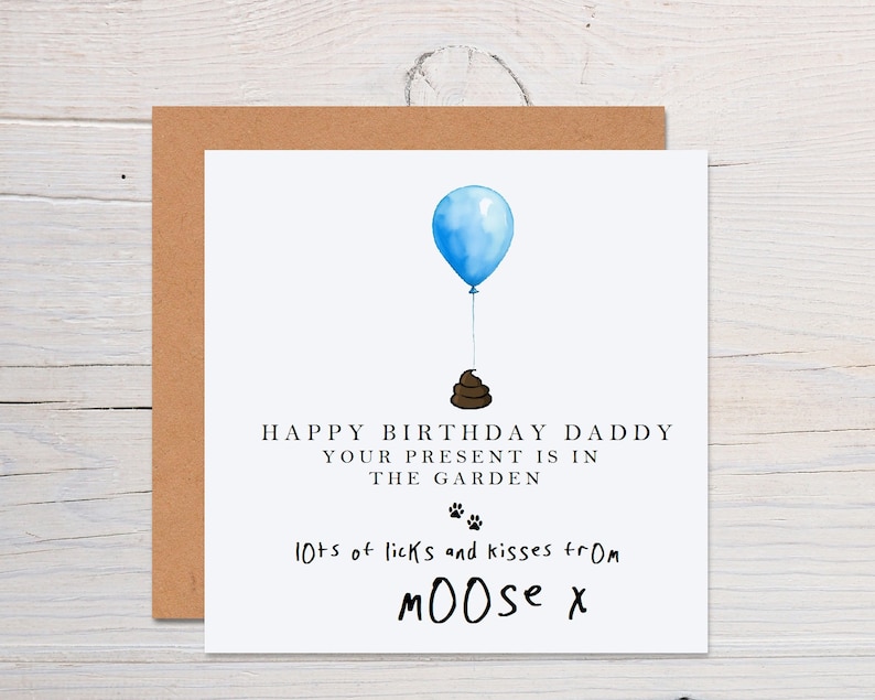 Pu&ograve; includere: Un biglietto bianco con un palloncino blu legato a un mucchio di cacca di cane marrone. Il biglietto dice "Buon compleanno pap&agrave; Il tuo regalo &egrave; in giardino" con le impronte delle zampe sotto. Il biglietto &egrave; firmato "Un sacco di leccate e baci da Moose x".