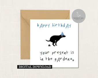 Puede incluir: Tarjeta de felicitación blanca con sobre marrón. La tarjeta presenta un perro negro con un gorro de fiesta, con las palabras "Feliz cumpleaños" y "Tu regalo está en el jardín."