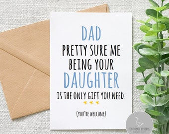 Può includere: Un biglietto bianco con testo nero che dice "Papà, sono abbastanza sicura che essere tua figlia sia l'unico regalo di cui hai bisogno. (Prego)". Ci sono tre stelle dorate sotto il testo. Il biglietto è su una busta marrone.