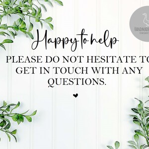 Puede incluir: Un cartel blanco con texto negro que dice "Happy to help. Please do not hesitate to get in touch with any questions." El cartel est&aacute; decorado con ramas verdes frondosas.