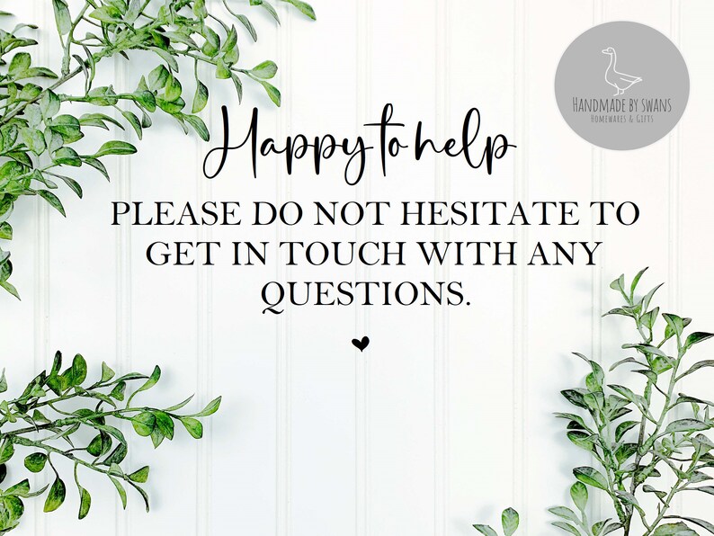 Puede incluir: Un cartel blanco con texto negro que dice "Happy to help. Please do not hesitate to get in touch with any questions." El cartel est&aacute; decorado con ramas verdes frondosas.