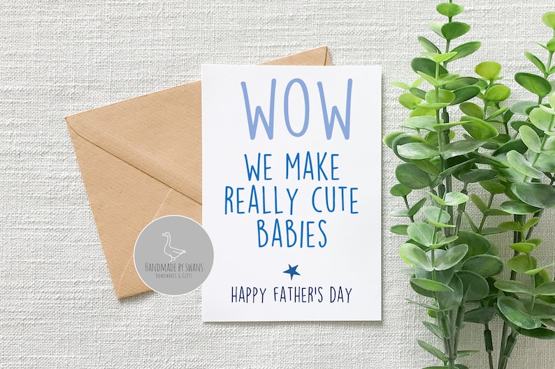 Pu&ograve; includere: Un biglietto bianco con testo blu che recita "WOW WE MAKE REALLY CUTE BABIES HAPPY FATHER'S DAY". Una piccola stella blu &egrave; sopra il testo "HAPPY FATHER'S DAY".