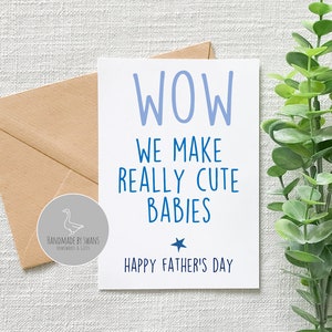 Pu&ograve; includere: Un biglietto bianco con testo blu che recita "WOW WE MAKE REALLY CUTE BABIES HAPPY FATHER'S DAY". Una piccola stella blu &egrave; sopra il testo "HAPPY FATHER'S DAY".