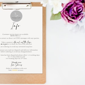 Pu&ograve; includere: Un foglio di carta bianco con testo nero su una clipboard. Il testo recita "Info" e include gli orari di assistenza clienti, le istruzioni per misurare gli articoli prima di ordinare e le informazioni di spedizione. Il testo include anche la frase "Grazie Love Swans" e menziona oltre 7000 recensioni.