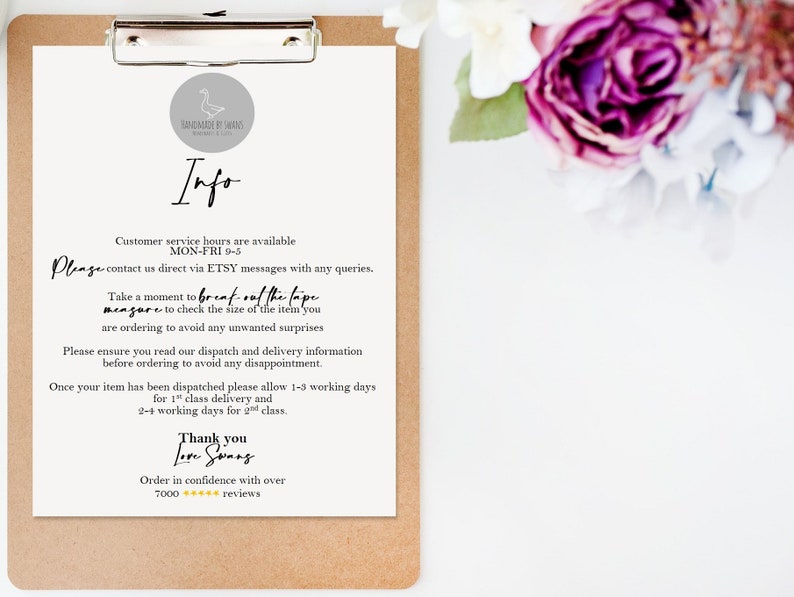 Pu&ograve; includere: Un foglio di carta bianco con testo nero su una clipboard. Il testo recita "Info" e include gli orari di assistenza clienti, le istruzioni per misurare gli articoli prima di ordinare e le informazioni di spedizione. Il testo include anche la frase "Grazie Love Swans" e menziona oltre 7000 recensioni.