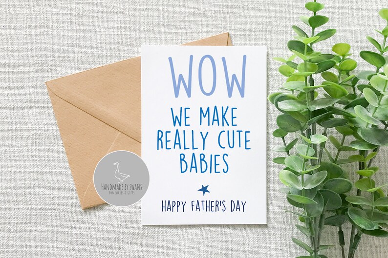 Pu&ograve; includere: Un biglietto bianco con testo blu che recita "WOW WE MAKE REALLY CUTE BABIES HAPPY FATHER'S DAY". Una piccola stella blu &egrave; sopra il testo "HAPPY FATHER'S DAY".