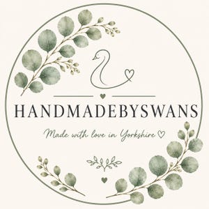 Puede incluir: Un logotipo circular que presenta el contorno estilizado de un cisne y ramas de eucalipto verdes. El texto dice HANDMADEBYSWANS y Made with love in Yorkshire, acompa&ntilde;ado de peque&ntilde;os iconos de corazones y un elemento decorativo de hoja.