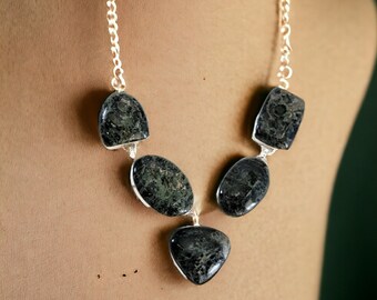 Statement Halskette mit Serpentin - Silver Elegance