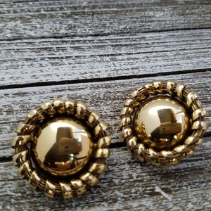 Clip op oorbellen, betoverende vintage clip op oorbellen, rijke goudkleurige ronde niet-doorboorde knop oorbellen, dramatische klassieke oorbellen