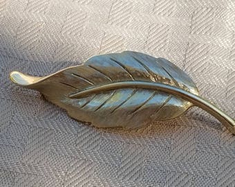 Vintage Avon Gold Leaf Brooch: Nature Jewelry