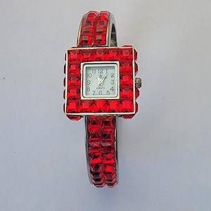 Vintage Watches Ladies Red Crystal Bangle Quartz Watch with Silver Dial