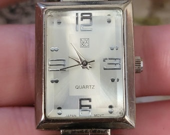 Relojes vintage NY&Co Reloj de cuarzo rectangular plateado con esfera numérica moderna