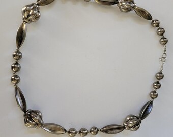 Collier vintage en perles argentées avec grosses perles sculptées, bijoux rétro audacieux