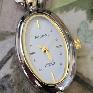 Vintage Uhren Armitron Now Oval Quartz Gold Weißes Zifferblatt Zweifarbige Damenuhr