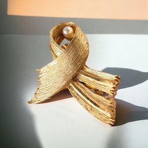 Graceful Gold Ribbon Brooch for Women, Jewelry Pin, Vintage Golden and Pearl Brooches in Yellow Gold-Tone Setting