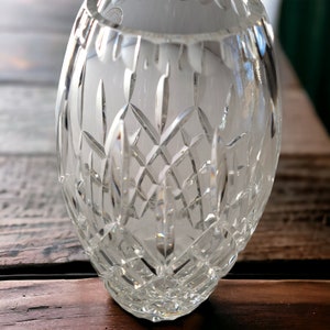 Elegant Cut Crystal Vase - Faceted Brilliance for Refined Decor