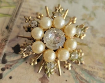 Broche vintage para mujer, con perlas, diamantes de imitación y diseño de estrella en tono dorado.