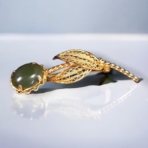 Vintage Green Gemstone Flower Brooch Pin, Charming Gold Tone Brooch, Vintage Brooch, Classic Brooch