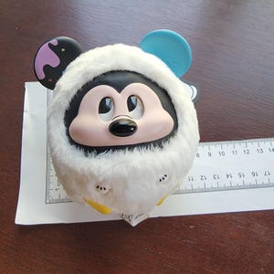 MINISO Disney Mickey Mouse mini pluche sleutelhanger wit fuzzy rond speelgoedfiguur afbeelding 4