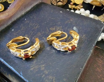 Boucles d'oreilles clip vintage dorées, strass blancs et rouges