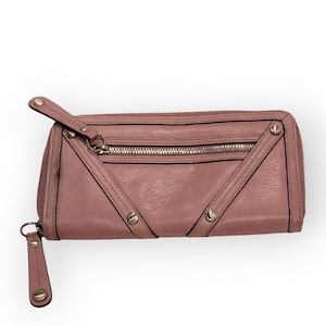 Cartera B. Makowsky de piel malva con cremallera y forro de leopardo, bolso de mano con tachuelas, cartera de diseñador de segunda mano con ranuras para tarjetas.