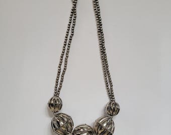 Collier tendance vintage ton sur ton avec grosses perles creuses, bijoux rétro audacieux