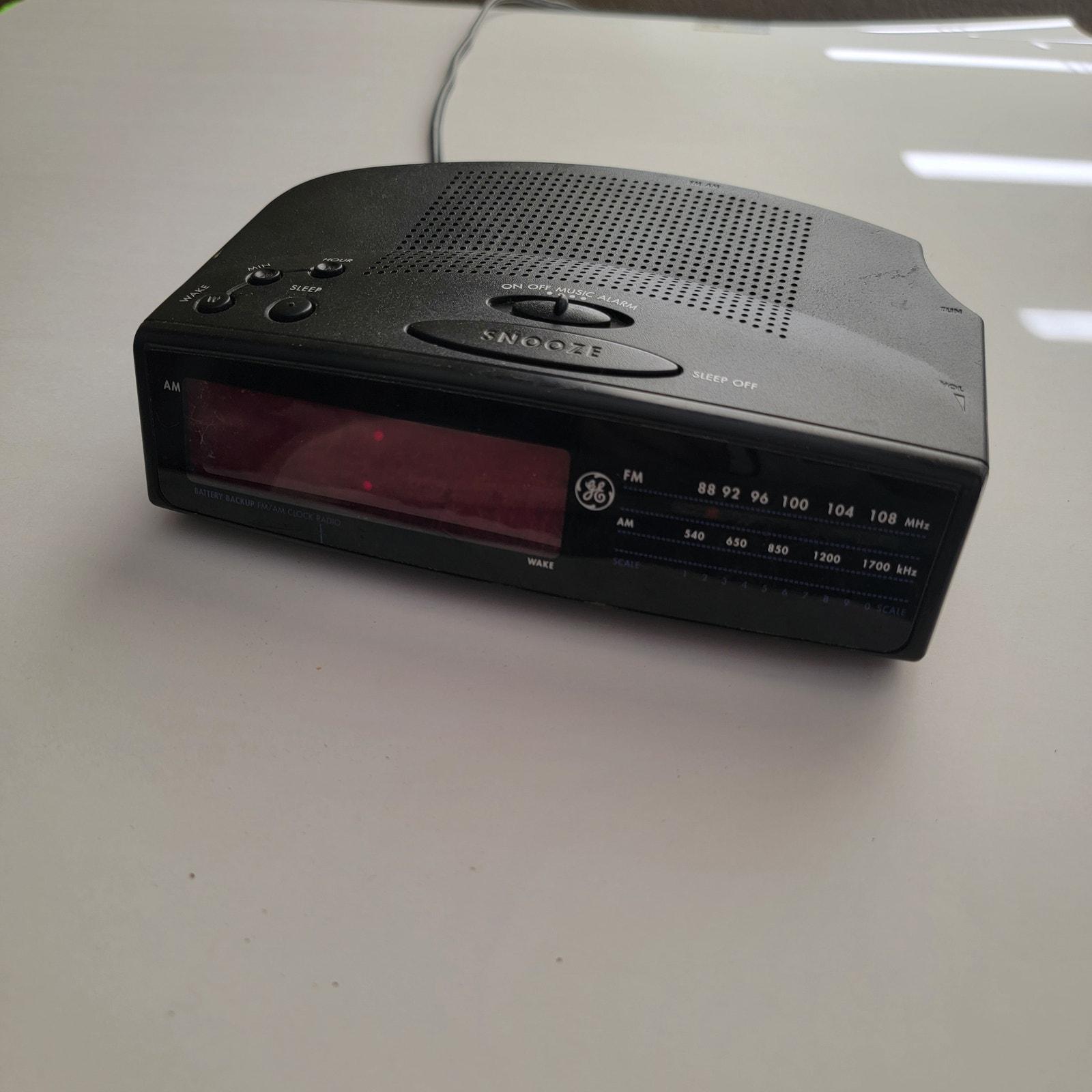 Vintage GE AM/FM Clock Radio Model 7-4815A With Snooze Alarm