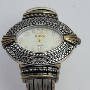Vintage Watches Cameo Oval Quartz Watch with Two-Tone Etched Bracelet Design