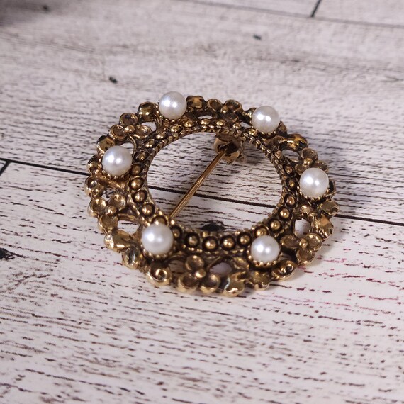 Vintage Brass Pin, Charming Pearl Wreath Brooch, … - image 8