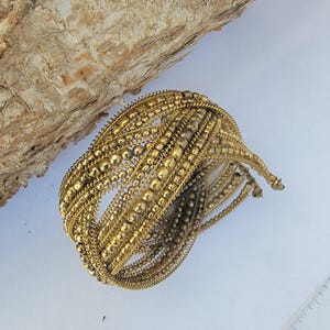 Vintage Perlen-Manschettenarmband aus goldfarbenen Glasperlen im 90er-Jahre Stil im Bollywood-Stil